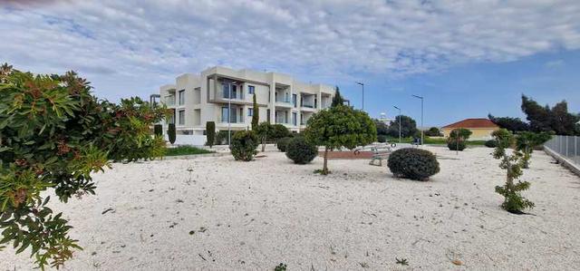 2-bedroom apartment to rent: https://www.bazaraki.com/adv/5790701_2-bedroom-apartment-to-rent (www.bazaraki.com)