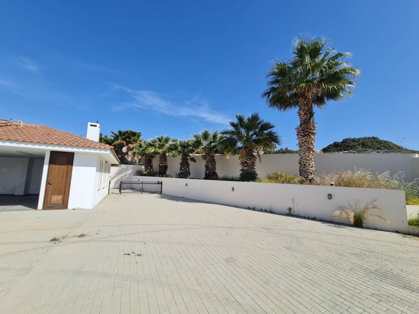 5-bedroom villa in Larnaca № 153151: https://dom.com.cy/en/catalog/sale/153151/ (dom.com.cy)