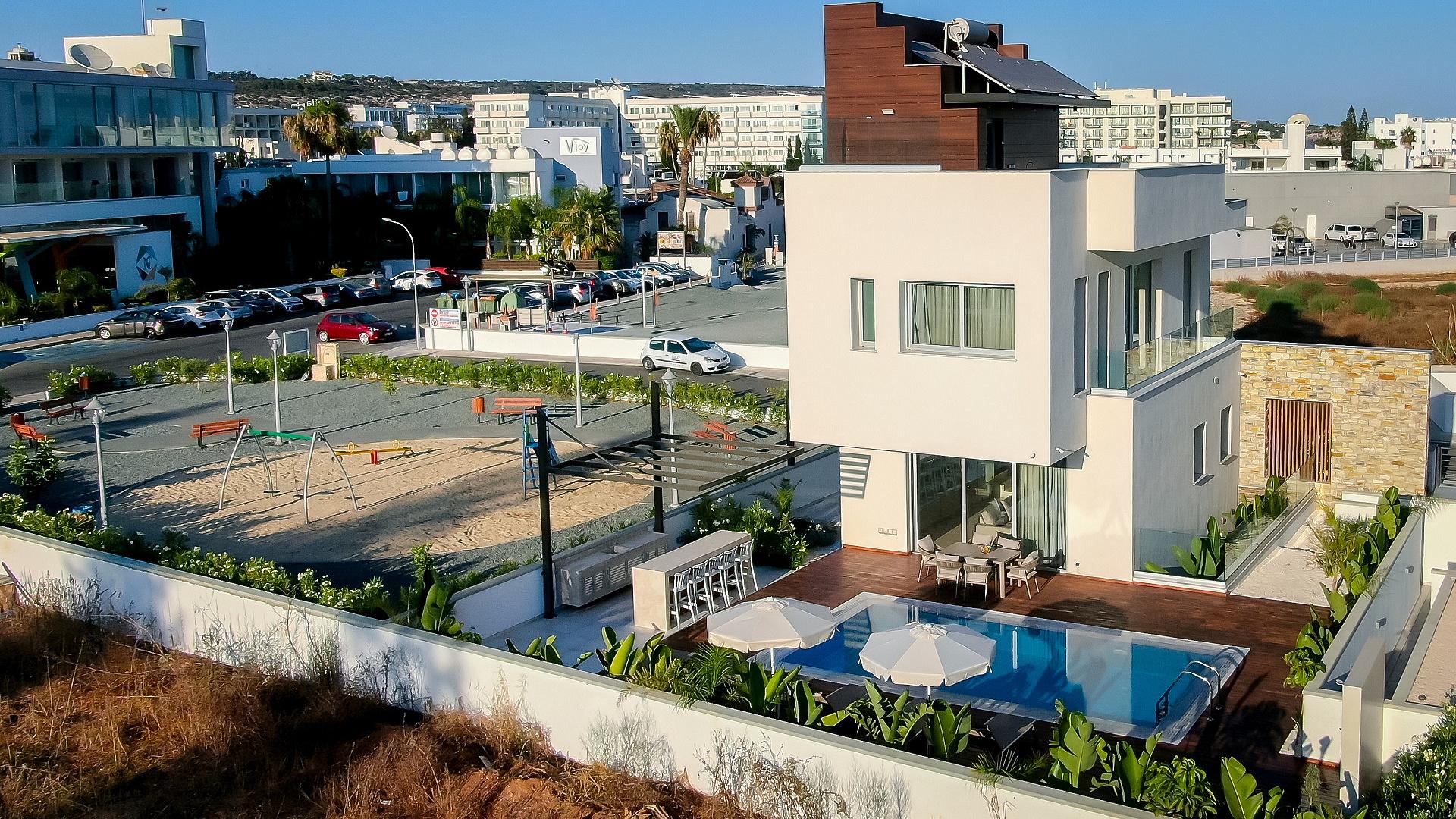 New 4-bedroom villa in Famagusta № 152536: https://dom.com.cy/en/catalog/sale/152536/ (dom.com.cy)