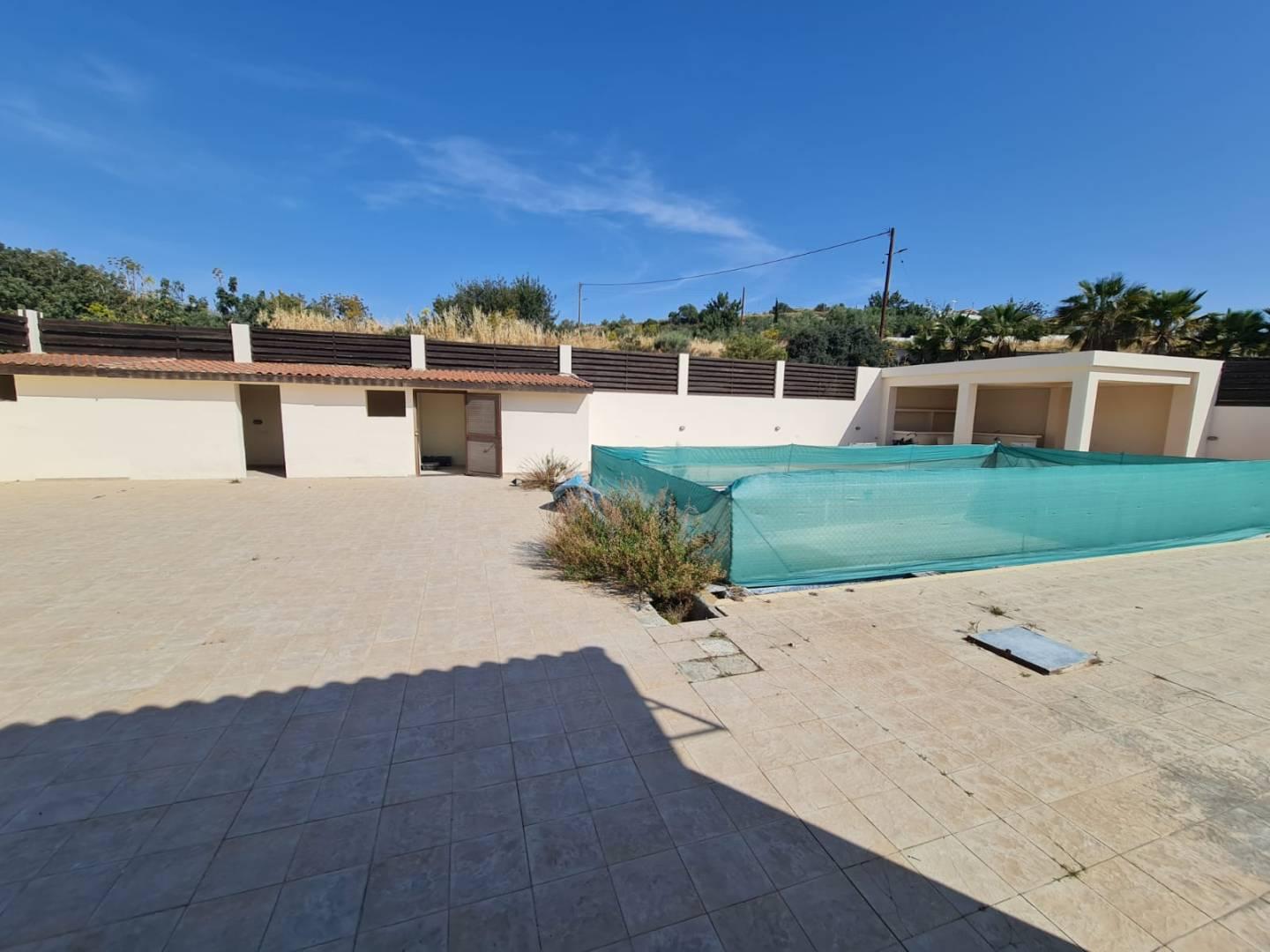 5-bedroom villa in Larnaca № 153151: https://dom.com.cy/en/catalog/sale/153151/ (dom.com.cy)