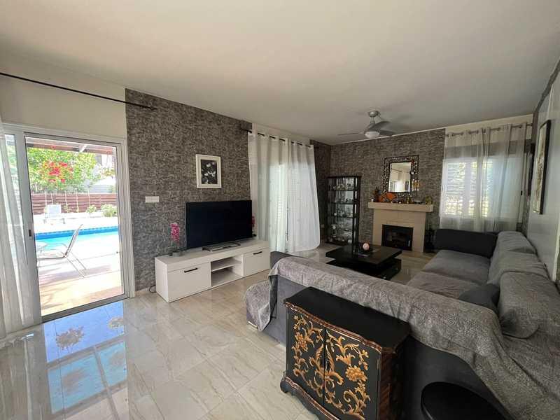 4-bedroom villa to rent: https://www.bazaraki.com/adv/5793414_4-bedroom-villa-to-rent (www.bazaraki.com)