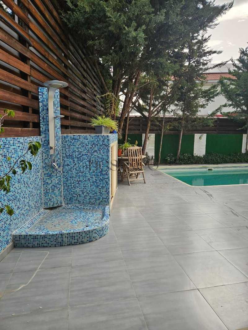 6-bedroom villa for sale: https://www.bazaraki.com/adv/5798373_6-bedroom-villa-for-sale (www.bazaraki.com)