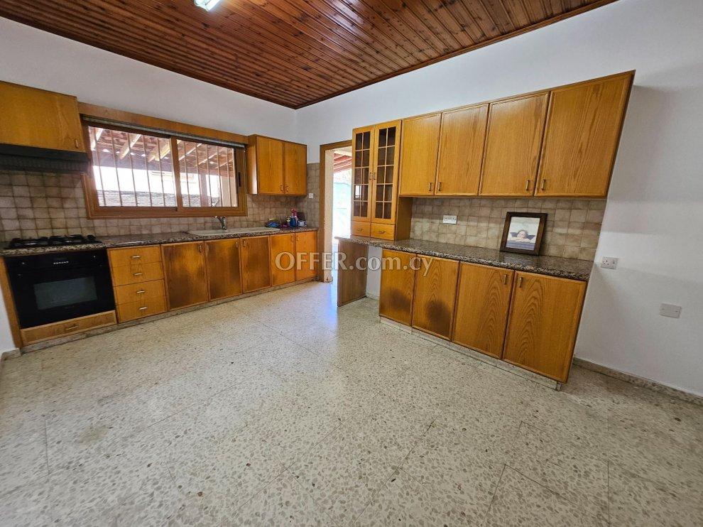 3 Bed Detached Bungalow for rent in Episkopi, Limassol: https://www.offer.com.cy/en/3-bed-detached-bungalow-for-rent-in-episkopi-limassol/21-816218/ (www.offer.com.cy)