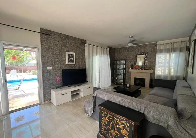 4-bedroom villa in Paphos № 153727: https://dom.com.cy/en/catalog/sale/153727/ (dom.com.cy)