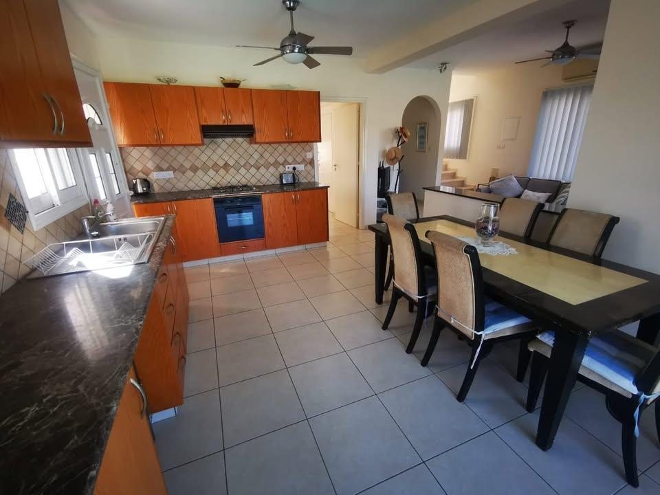 3 beds 3 baths House: https://www.facebook.com/marketplace/item/1168076038336278 (www.facebook.com)