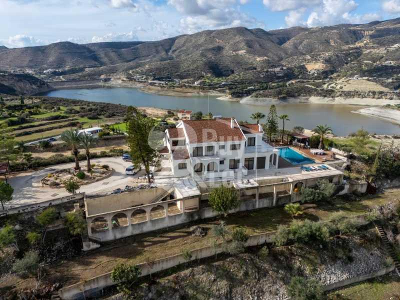 7-bedroom villa to rent: https://www.bazaraki.com/adv/5791481_7-bedroom-villa-to-rent (www.bazaraki.com)