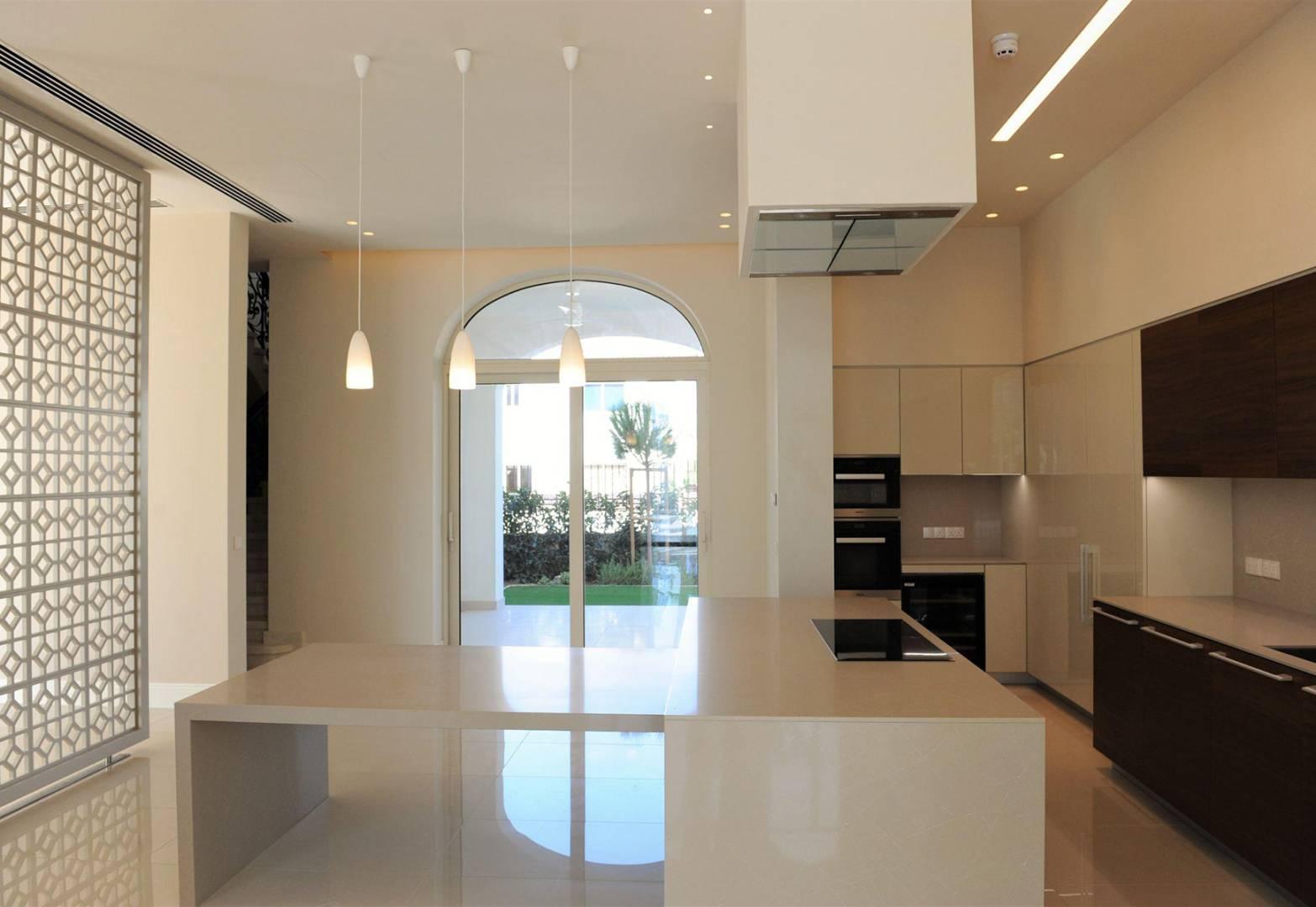 New 5-bedroom villa in Larnaca № 153399: https://dom.com.cy/en/catalog/sale/153399/ (dom.com.cy)