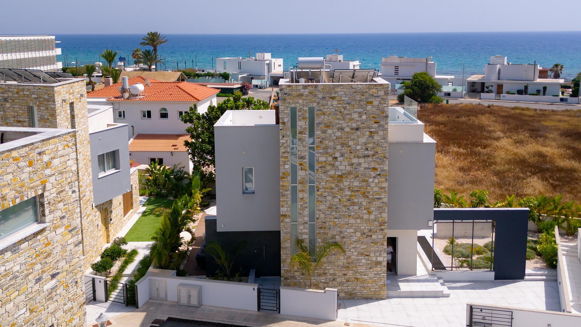 New 4-bedroom villa in Famagusta № 152556: https://dom.com.cy/en/catalog/sale/152556/ (dom.com.cy)