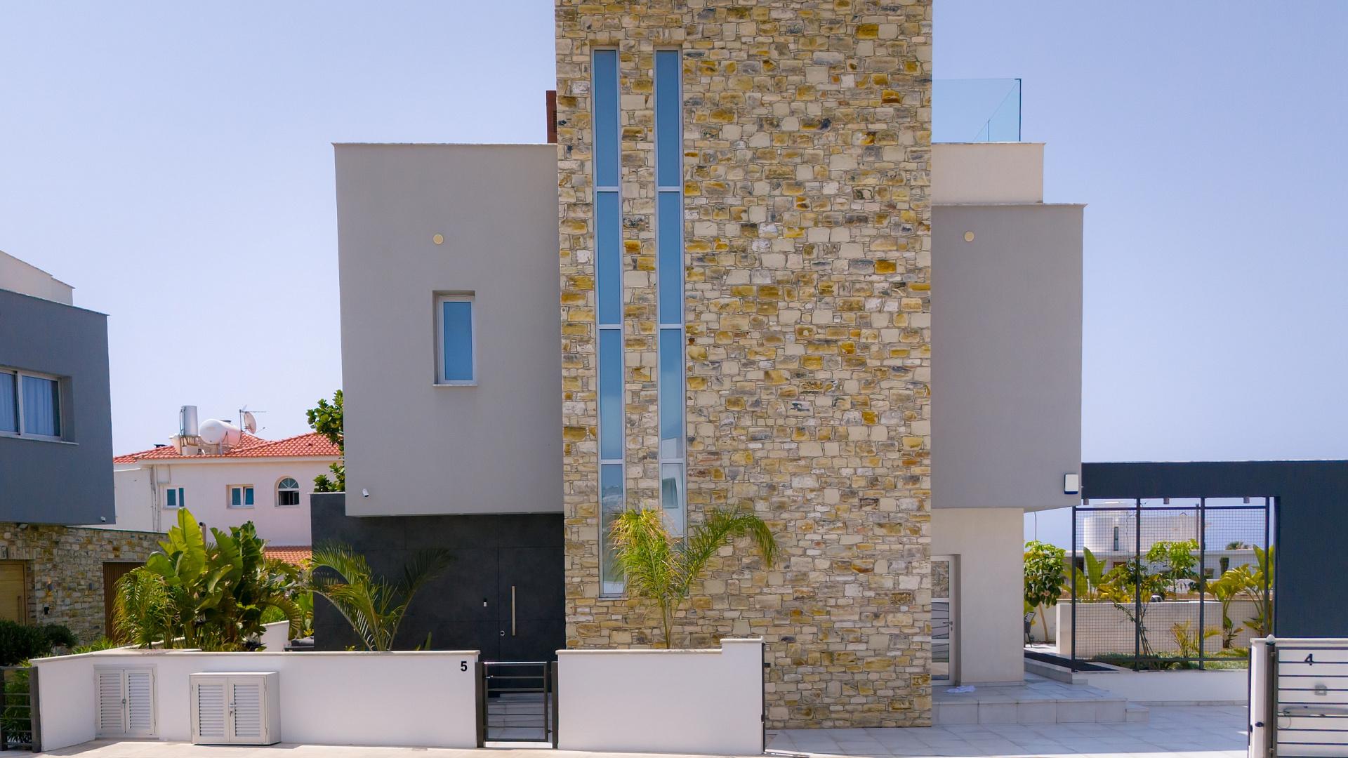 New 4-bedroom villa in Famagusta № 152556: https://dom.com.cy/en/catalog/sale/152556/ (dom.com.cy)