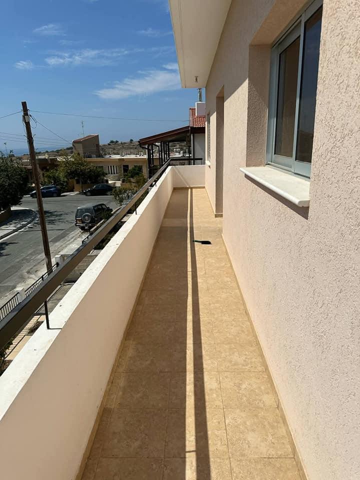 House for rent
1400 negotiable 
1 deposite 
In Episkopi 
3 bedrooms 1 open kitchen big baranda sea g: https://www.facebook.com/marketplace/item/1070942791624263 (www.facebook.com)