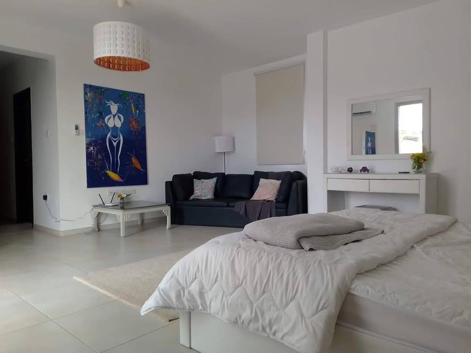 6 Bedrooms Villa in Peyia: https://www.facebook.com/marketplace/item/615365181479470 (www.facebook.com)