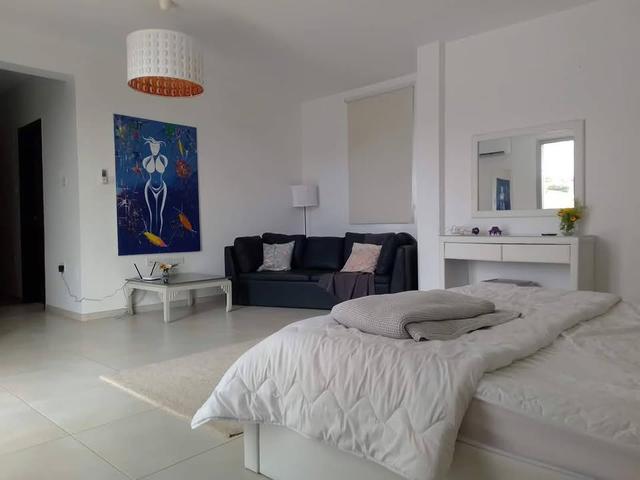 6 Bedrooms Villa in Peyia: https://www.facebook.com/marketplace/item/615365181479470 (www.facebook.com)