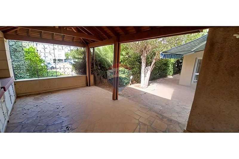 5-bedroom detached house for sale: https://www.bazaraki.com/adv/5798074_5-bedroom-detached-house-for-sale (www.bazaraki.com)