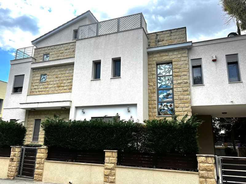 4-bedroom villa for sale: https://www.bazaraki.com/adv/5766388_4-bedroom-villa-for-sale (www.bazaraki.com)