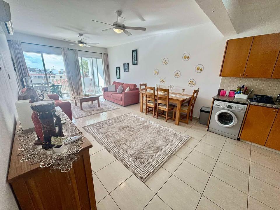2 beds 2 baths Flat/apartment: https://www.facebook.com/marketplace/item/1377221256656155 (www.facebook.com)