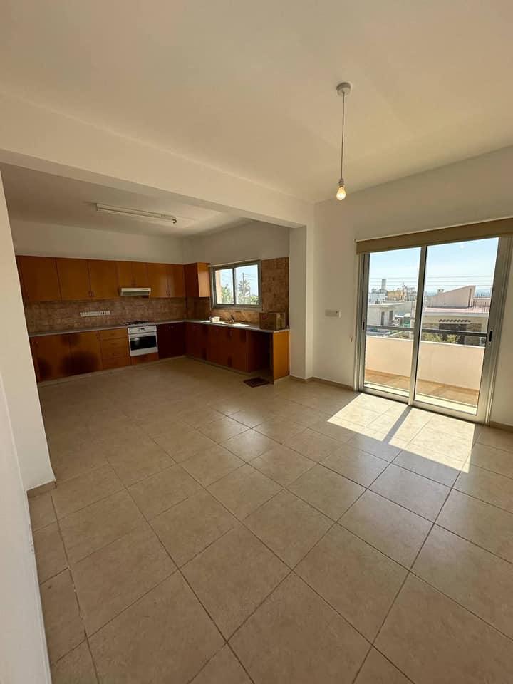 House for rent
1400 negotiable 
1 deposite 
In Episkopi 
3 bedrooms 1 open kitchen big baranda sea g: https://www.facebook.com/marketplace/item/1070942791624263 (www.facebook.com)
