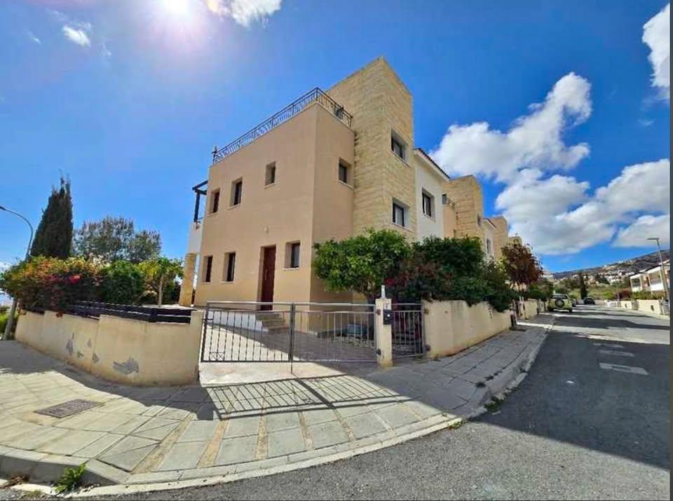 3 beds 3 baths House: https://www.facebook.com/marketplace/item/1404996100746570 (www.facebook.com)