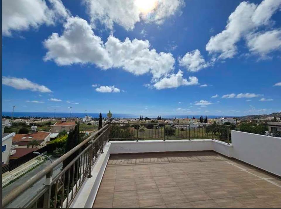 3 beds 3 baths House: https://www.facebook.com/marketplace/item/1404996100746570 (www.facebook.com)