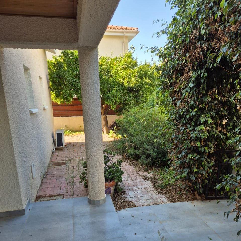 3-bedroom house in Limassol №152007: https://dom.com.cy/en/catalog/rent/152007/ (dom.com.cy)