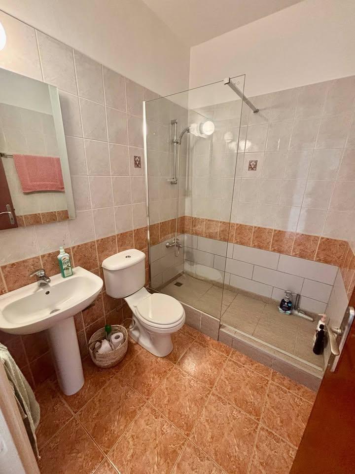 2 beds 1 bath Flat/apartment: https://www.facebook.com/marketplace/item/2848408678695148 (www.facebook.com)