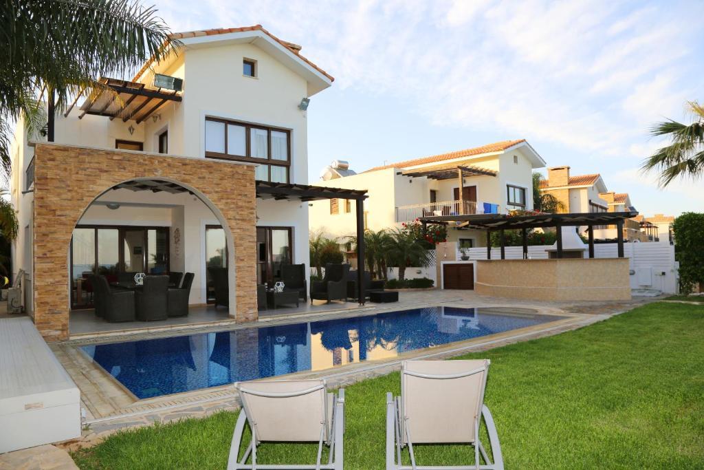 New 5-bedroom villa in Famagusta № 146934: https://dom.com.cy/en/catalog/sale/146934/ (dom.com.cy)