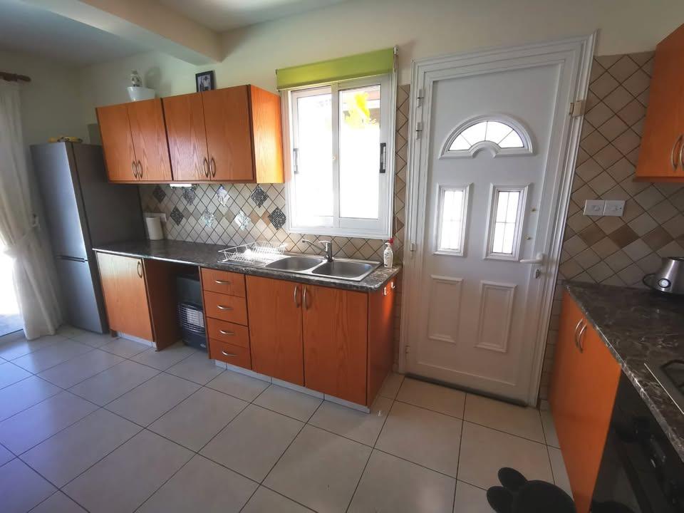 3 beds 3 baths House: https://www.facebook.com/marketplace/item/1168076038336278 (www.facebook.com)