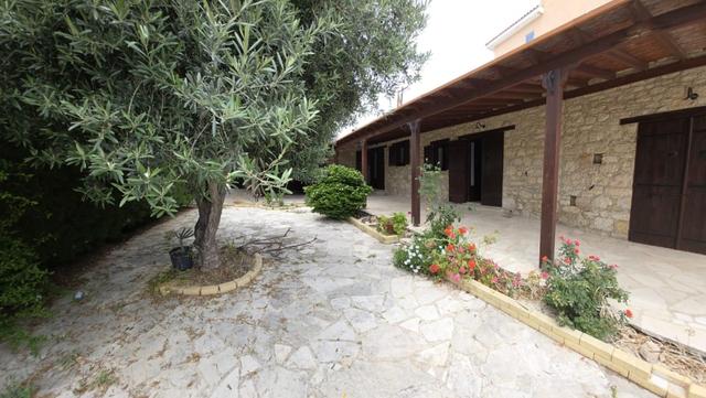 2 Bedroom Bungalow For Rent: https://www.zyprus.com/property/39368/2-bedrooms-house-bungalow-in-tala-paphos (www.zyprus.com)