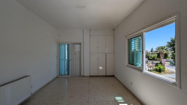 Residential Building 362 SQM For Sale: https://www.zyprus.com/property/39148/9-bedrooms-building-residential-building-in-kaimakli-nicosia (www.zyprus.com)