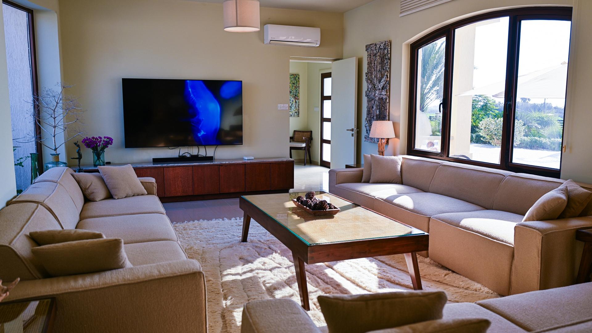 6-bedroom villa in Larnaca № 153177: https://dom.com.cy/en/catalog/sale/153177/ (dom.com.cy)