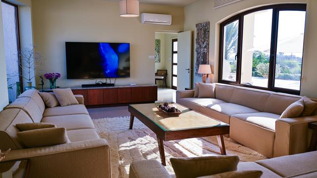 6-bedroom villa in Larnaca № 153177: https://dom.com.cy/en/catalog/sale/153177/ (dom.com.cy)