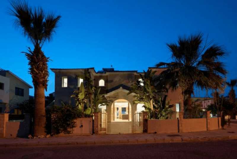 6-bedroom villa for sale: https://www.bazaraki.com/adv/5792775_6-bedroom-villa-for-sale (www.bazaraki.com)
