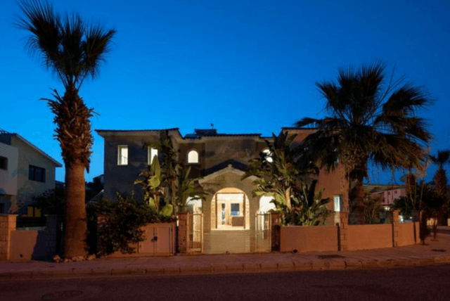 6-bedroom villa for sale: https://www.bazaraki.com/adv/5792775_6-bedroom-villa-for-sale (www.bazaraki.com)