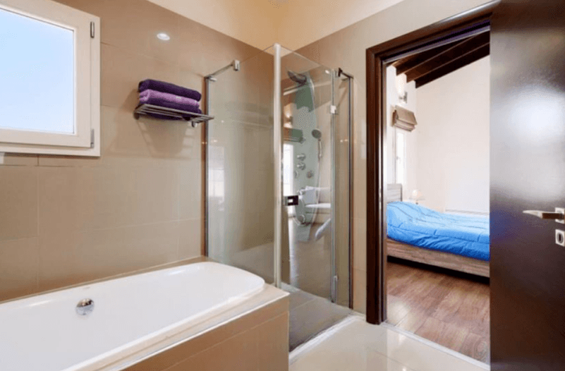 6-bedroom villa for sale: https://www.bazaraki.com/adv/5792775_6-bedroom-villa-for-sale (www.bazaraki.com)