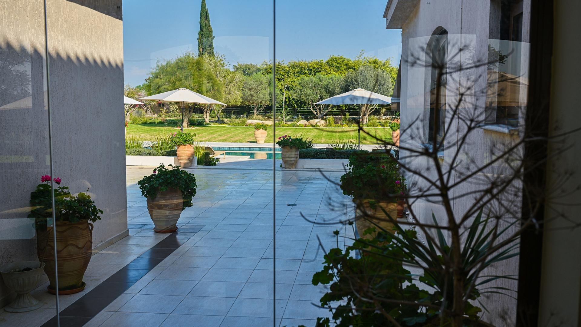 6-bedroom villa in Larnaca № 153177: https://dom.com.cy/en/catalog/sale/153177/ (dom.com.cy)