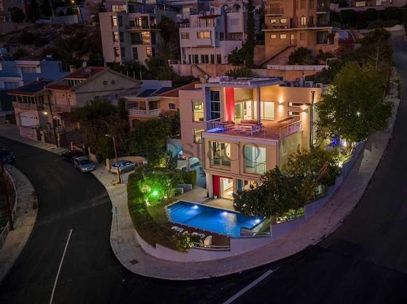 6-bedroom villa for sale: https://www.bazaraki.com/adv/5796839_6-bedroom-villa-for-sale (www.bazaraki.com)