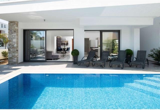 New 5-bedroom villa in Larnaca № 153336: https://dom.com.cy/en/catalog/sale/153336/ (dom.com.cy)