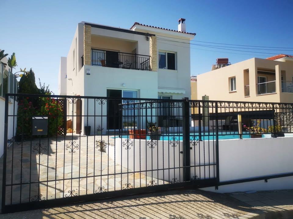 3 beds 3 baths House: https://www.facebook.com/marketplace/item/1168076038336278 (www.facebook.com)