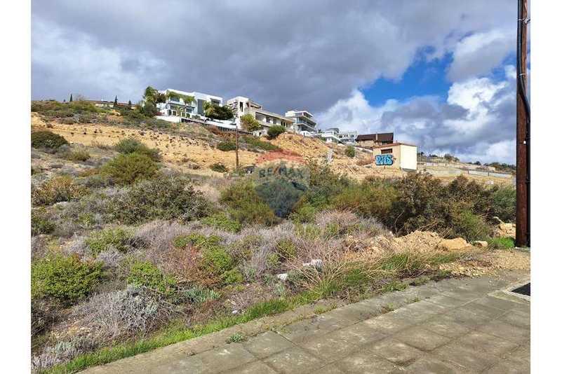 Residential land 847 m²: https://www.bazaraki.com/adv/5798081_residential-land-847-m2 (www.bazaraki.com)