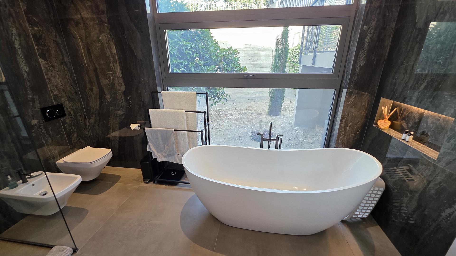 5-bedroom villa in Paphos № 152717: https://dom.com.cy/en/catalog/sale/152717/ (dom.com.cy)
