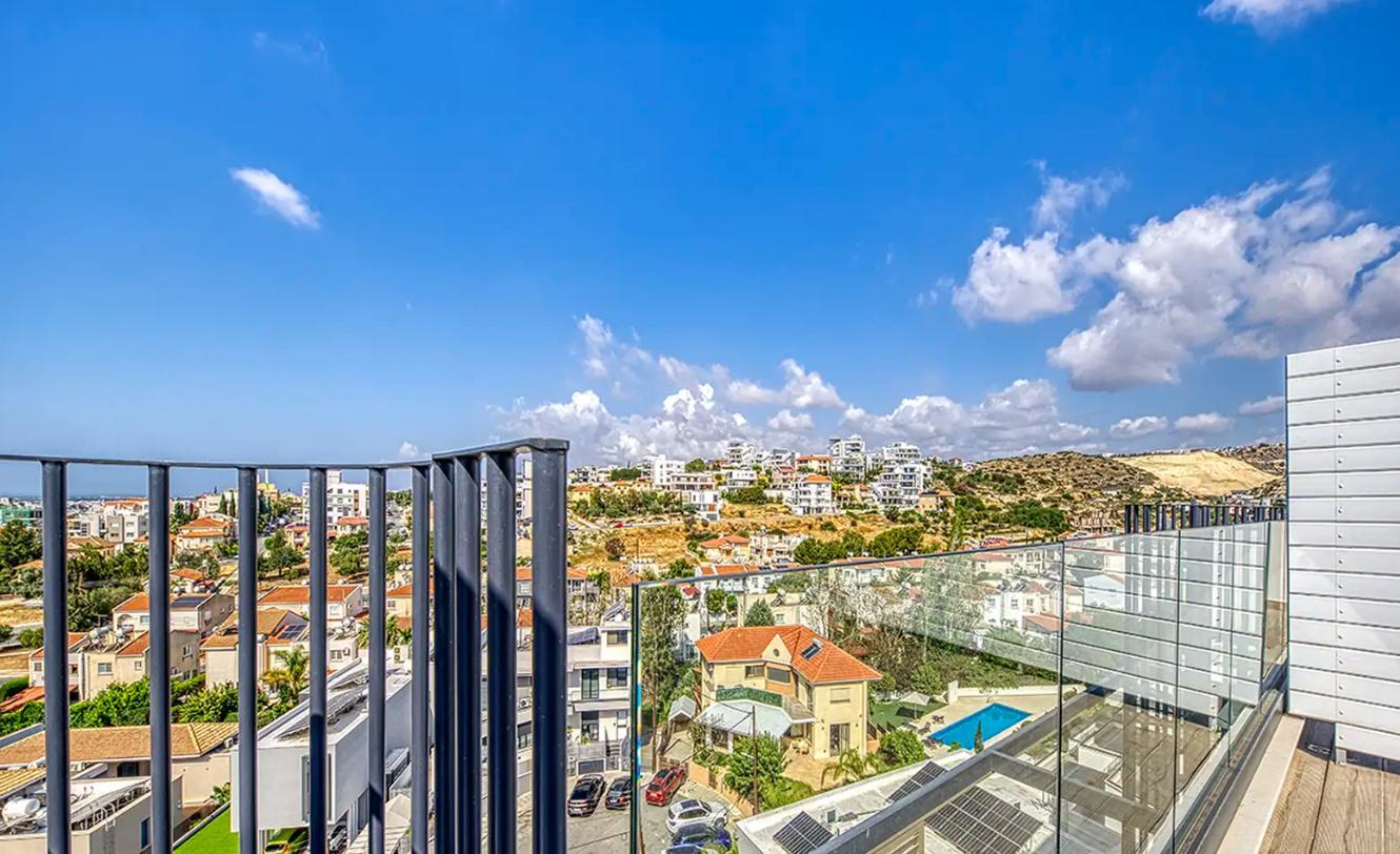 3-bedroom penthouse in Limassol №152662: https://dom.com.cy/en/catalog/rent/152662/ (dom.com.cy)