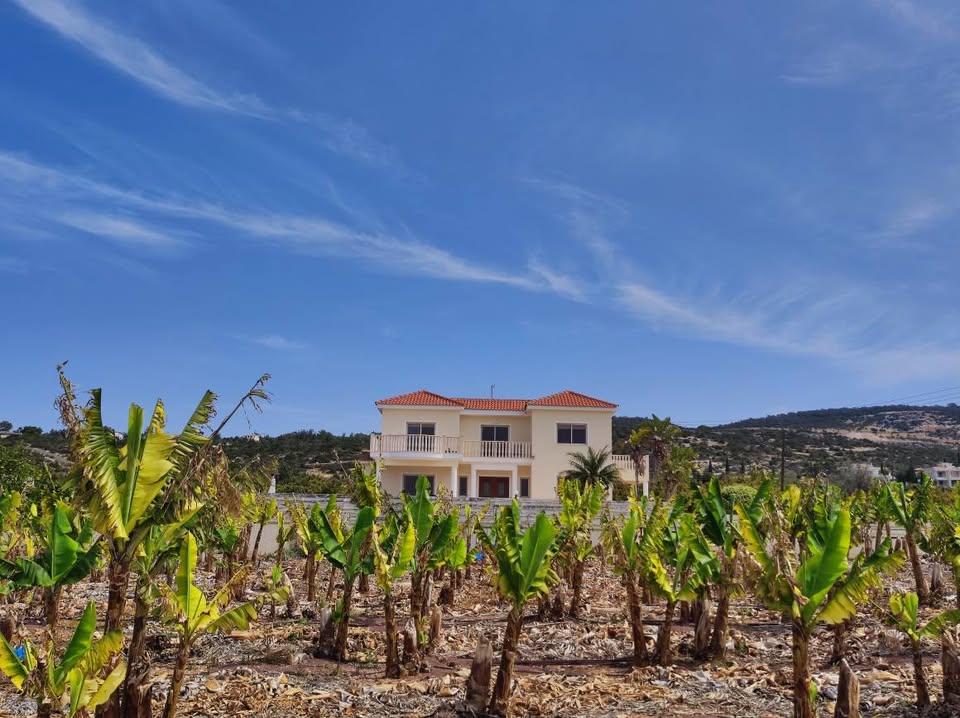 Villa Cristella - 5 Bedroom - Sea Caves Area 
For more info please call: 99907917: https://www.facebook.com/marketplace/item/1241076364020873 (www.facebook.com)