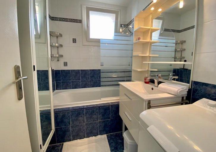 2 beds 1 bath Flat: https://www.facebook.com/marketplace/item/2397544653958106 (www.facebook.com)