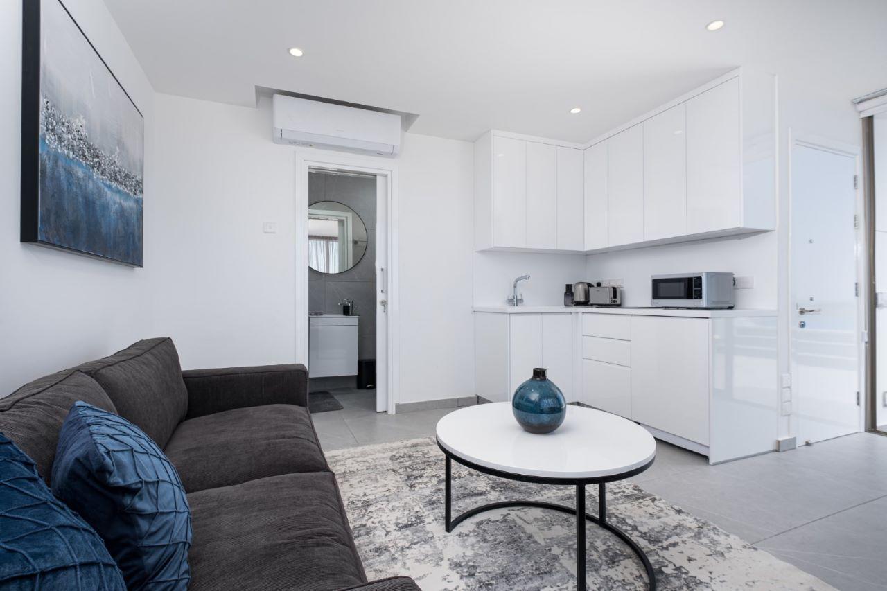 New 6-bedroom penthouse for rent in Town Center Larnaca, Cyprus. - Object № 150079: https://dom.com.cy/en/catalog/rent/150079/ (dom.com.cy)