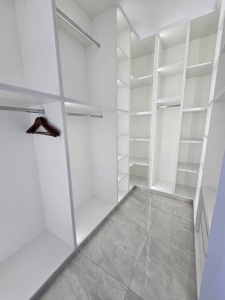 Office: https://www.facebook.com/marketplace/item/2148563185601609 (www.facebook.com)