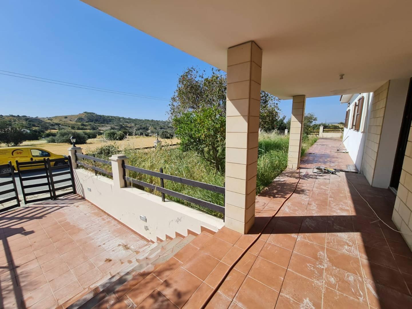 5-bedroom villa in Larnaca № 153151: https://dom.com.cy/en/catalog/sale/153151/ (dom.com.cy)
