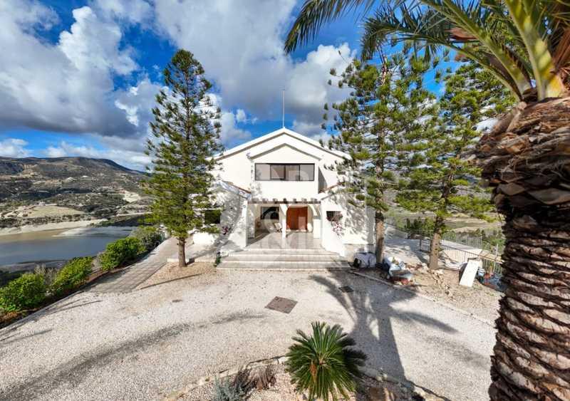 7-bedroom villa to rent: https://www.bazaraki.com/adv/5791481_7-bedroom-villa-to-rent (www.bazaraki.com)