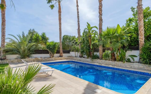 4-bedroom villa in Limassol №153448: https://dom.com.cy/en/catalog/rent/153448/ (dom.com.cy)