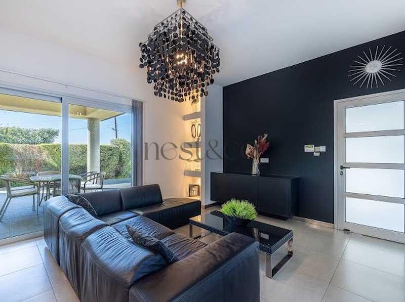 6-bedroom villa for sale: https://www.bazaraki.com/adv/5796839_6-bedroom-villa-for-sale (www.bazaraki.com)