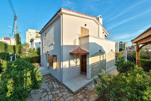  3-bedroom villa to rent: https://www.bazaraki.com/adv/5793263_3-bedroom-villa-to-rent (www.bazaraki.com)