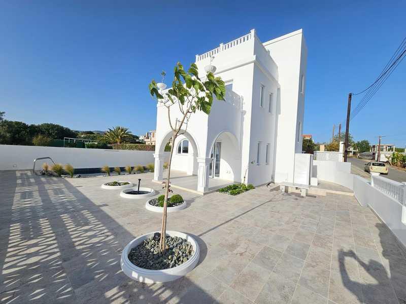 2-bedroom villa to rent: https://www.bazaraki.com/adv/5795405_2-bedroom-villa-to-rent (www.bazaraki.com)